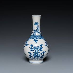 Een Chinese blauw-witte flesvormige vaas, een tazza en een paar famille rose koppen en schotels, Kangxi en later — foto 7