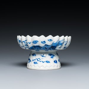 Een Chinese blauw-witte flesvormige vaas, een tazza en een paar famille rose koppen en schotels, Kangxi en later — foto 10