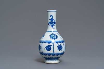 Een Chinese blauw-witte flesvormige vaas, Kangxi