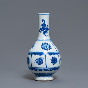 Een Chinese blauw-witte flesvormige vaas, Kangxi — foto 1