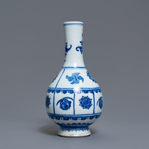 Een Chinese blauw-witte flesvormige vaas, Kangxi — foto 2