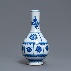 Een Chinese blauw-witte flesvormige vaas, Kangxi — foto 3