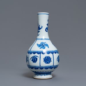 Een Chinese blauw-witte flesvormige vaas, Kangxi — foto 4