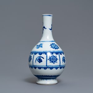 Een Chinese blauw-witte flesvormige vaas, Kangxi — foto 4