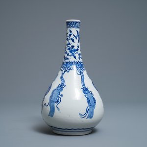 Een Chinese blauw-witte flesvormige vaas, Kangxi — foto 4