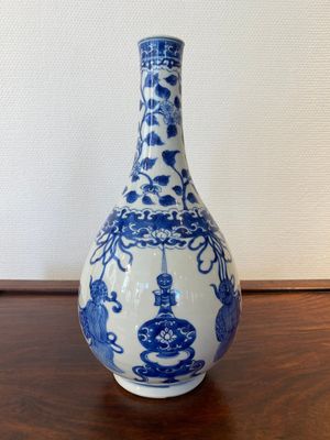 Een Chinese blauw-witte flesvormige vaas, Kangxi — foto 1