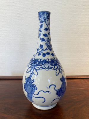 Een Chinese blauw-witte flesvormige vaas, Kangxi — foto 2