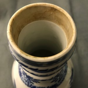 Een Chinese blauw-witte flesvormige vaas, Kangxi merk, 19e eeuw — foto 13