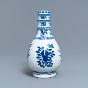 Een Chinese blauw-witte flesvormige vaas, Kangxi merk, 19e eeuw — foto 3