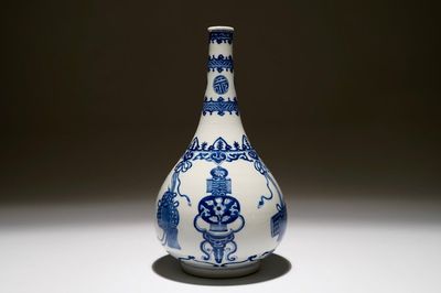 Een Chinese blauw-witte flesvormige vaas, Kangxi
