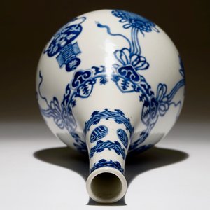 Een Chinese blauw-witte flesvormige vaas, Kangxi — foto 6