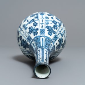 Een Chinese blauw-witte flesvormige vaas met bloemen, Wanli — foto 6