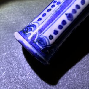 Een Chinese blauw-witte flesvormige vaas met bloemen, Wanli — foto 8