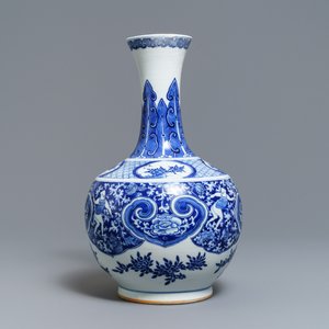 Een Chinese blauw-witte flesvormige vaas met dansers op florale fond, 19e eeuw — foto 4