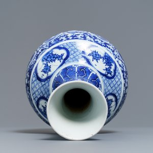 Een Chinese blauw-witte flesvormige vaas met dansers op florale fond, 19e eeuw — foto 6