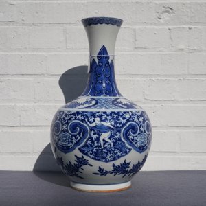 Een Chinese blauw-witte flesvormige vaas met dansers op florale fond, 19e eeuw — foto 10