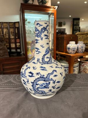 Een Chinese blauw-witte flesvormige vaas met draken tussen vlammen en wolken, 19e eeuw — foto 2