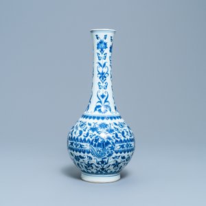 Een Chinese blauw-witte flesvormige vaas met feniks-medaillons, Transitie periode — foto 2