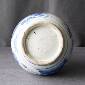 Een Chinese blauw-witte flesvormige vaas met figuratief decor rondom, Transitie periode — foto 11
