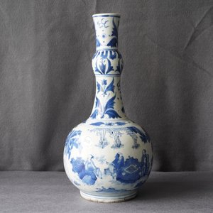 Een Chinese blauw-witte flesvormige vaas met figuratief decor rondom, Transitie periode — foto 9