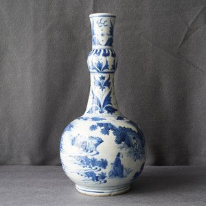 Een Chinese blauw-witte flesvormige vaas met figuratief decor rondom, Transitie periode — foto 10