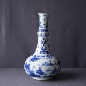 Een Chinese blauw-witte flesvormige vaas met figuratief decor, Transitie periode — foto 27