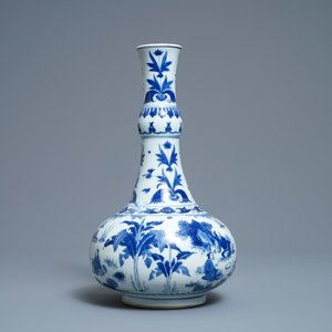 Een Chinese blauw-witte flesvormige vaas met figuratief decor, Transitie periode — foto 4