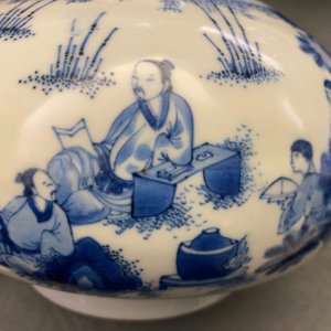 Een Chinese blauw-witte flesvormige vaas met figuratief decor, Transitie periode — foto 9