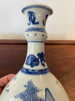 Een Chinese blauw-witte flesvormige vaas met figuren in een landschap, Kangxi — foto 8