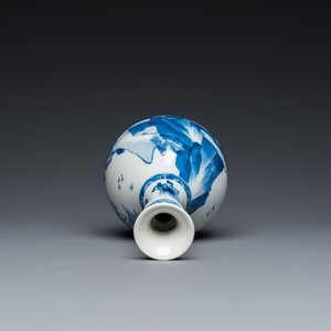 Een Chinese blauw-witte flesvormige vaas met figuren in een landschap, Kangxi — foto 6