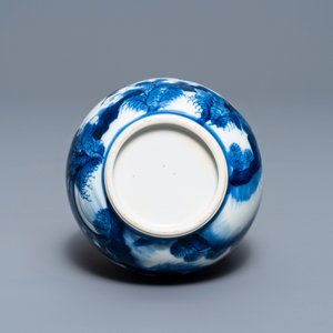 Een Chinese blauw-witte flesvormige vaas met figuren in een landschap, Kangxi — foto 5