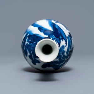 Een Chinese blauw-witte flesvormige vaas met figuren in een landschap, Kangxi — foto 6