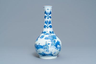 Een Chinese blauw-witte flesvormige vaas met figuren in een landschap, Transitie periode