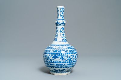 Een Chinese blauw-witte flesvormige vaas met figuren in medaillons, Transitie periode