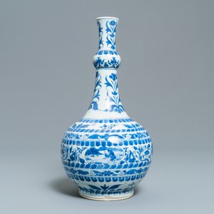 Een Chinese blauw-witte flesvormige vaas met figuren in medaillons, Transitie periode — foto 1