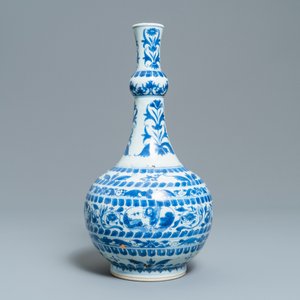 Een Chinese blauw-witte flesvormige vaas met figuren in medaillons, Transitie periode — foto 6