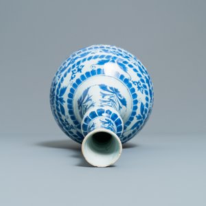 Een Chinese blauw-witte flesvormige vaas met figuren in medaillons, Transitie periode — foto 7
