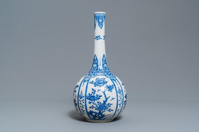 Een Chinese blauw-witte flesvormige vaas met floraal decor en antiquiteiten, Kangxi