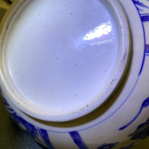 Een Chinese blauw-witte flesvormige vaas met floraal decor en antiquiteiten, Kangxi — foto 13