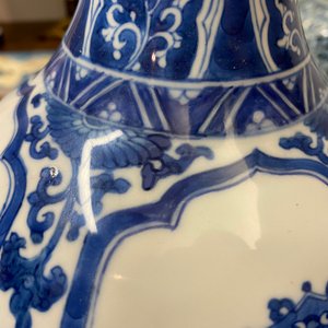 Een Chinese blauw-witte flesvormige vaas met floraal decor en antiquiteiten, Kangxi — foto 19