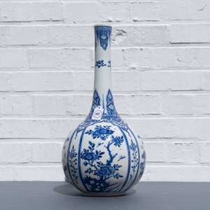 Een Chinese blauw-witte flesvormige vaas met floraal decor en antiquiteiten, Kangxi — foto 20
