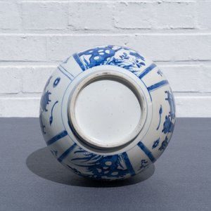 Een Chinese blauw-witte flesvormige vaas met floraal decor en antiquiteiten, Kangxi — foto 22