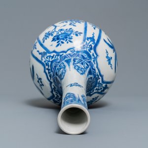 Een Chinese blauw-witte flesvormige vaas met floraal decor en antiquiteiten, Kangxi — foto 5