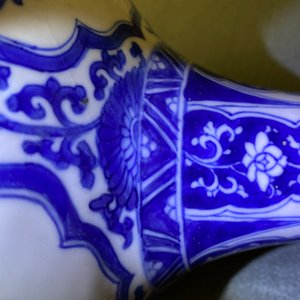 Een Chinese blauw-witte flesvormige vaas met floraal decor en antiquiteiten, Kangxi — foto 9