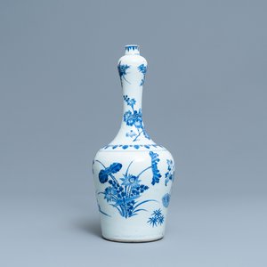 Een Chinese blauw-witte flesvormige vaas met floraal decor, Transitie periode — foto 1