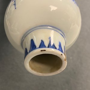 Een Chinese blauw-witte flesvormige vaas met floraal decor, Transitie periode — foto 12