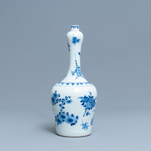 Een Chinese blauw-witte flesvormige vaas met floraal decor, Transitie periode — foto 3