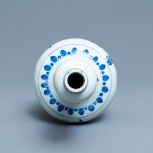 Een Chinese blauw-witte flesvormige vaas met floraal decor, Transitie periode — foto 6