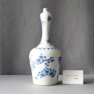 Een Chinese blauw-witte flesvormige vaas met floraal decor, Transitie periode — foto 7