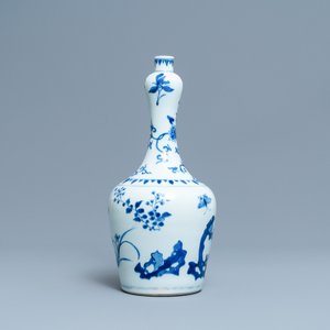 Een Chinese blauw-witte flesvormige vaas met floraal decor, Transitie periode — foto 2
